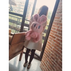 Sac à dos peluche lapin Rose porté sur le dos - lapinfoufou